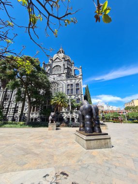 Medellin, Antioquia, Kolombiya. 19 Temmuz 2020: Botero Meydanı 'ndaki heykeller ve Kültür Sarayı.