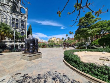 Medellin, Antioquia, Kolombiya. 19 Temmuz 2020: Botero Meydanı 'ndaki heykeller ve Kültür Sarayı.