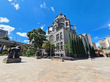 Medellin, Antioquia, Kolombiya. 19 Temmuz 2020: Botero Meydanı 'ndaki heykeller ve Kültür Sarayı.