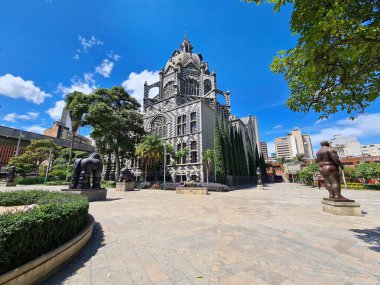 Medellin, Antioquia, Kolombiya. 19 Temmuz 2020: Botero Meydanı 'ndaki heykeller ve Kültür Sarayı.