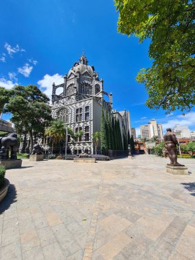 Medellin, Antioquia, Kolombiya. 19 Temmuz 2020: Botero Meydanı 'ndaki heykeller ve Kültür Sarayı.