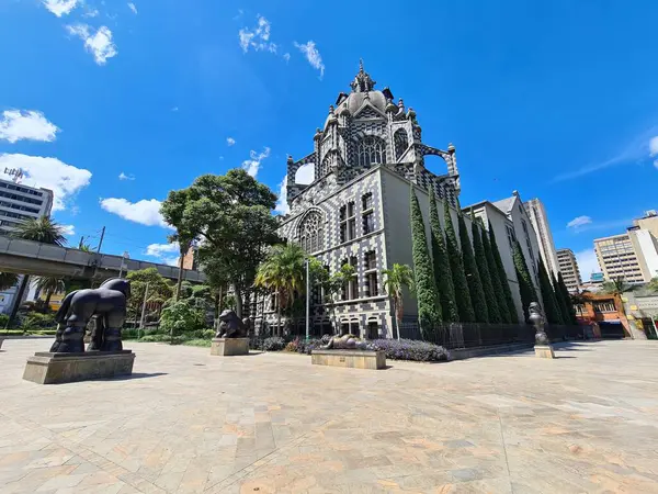 Medellin, Antioquia, Kolombiya. 19 Temmuz 2020: Botero Meydanı 'ndaki heykeller ve Kültür Sarayı.
