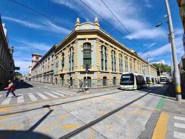 Medellin, Antioquia, Kolombiya. 19 Temmuz 2020: Şehirdeki beyaz tramvayın ve mavi gökyüzünün detayları.