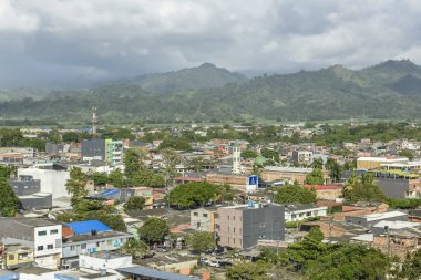 Apartado, Kolombiya. 8 Ağustos 2020: Apartado, Kolombiya 'da mavi gökyüzü ile panoramik doğal manzara.