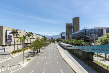 Medellin, Antioquia, Kolombiya. Eylül 2020, Demiryolu Bulvarı. Metroplus istasyonu ve Plaza Mayor.. 