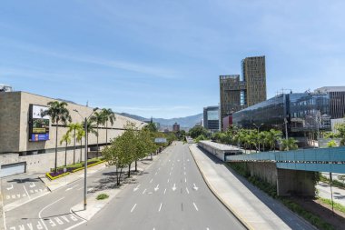 Medellin, Antioquia, Kolombiya. Eylül 2020, Demiryolu Bulvarı. Metroplus istasyonu ve Plaza Mayor.. 