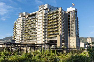 Medellin, Antioquia, Kolombiya. Eylül 2020: Güzel mavi gökyüzüne sahip Smart Epm binası.