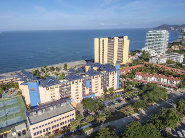 Santa Marta, Magdalena, Kolombiya. 2020 Ağustos: Şehirdeki binalar ve mavi deniz cephesi. Şehir manzarası. 