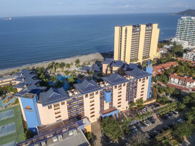 Santa Marta, Magdalena, Kolombiya. 2020 Ağustos: Şehirdeki binalar ve mavi deniz cephesi. Şehir manzarası. 