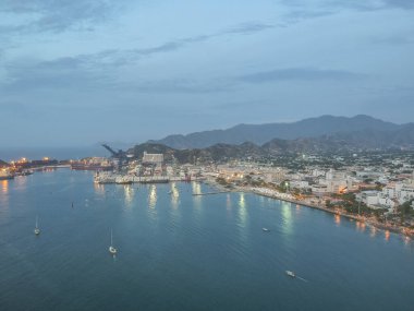 Santa Marta, Magdalena, Kolombiya. 2020 Ağustos: Şehirdeki binalar ve mavi deniz cephesi. Şehir manzarası. 