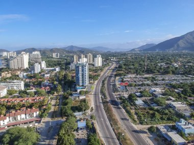 Santa Marta, Magdalena, Kolombiya. 2020 Ağustos: Şehirdeki binalar ve mavi deniz cephesi. Şehir manzarası. 