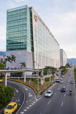 Medellin, Antioquia, Kolombiya. 15 Şubat 2013: Industriales Avenue ve Bancolombia grubu.