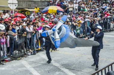 Pasto, Narino, Kolombiya. 9 Şubat 2016: Siyah-beyaz karnavalında sanatsal ve renkli şamandıralar.