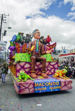 Pasto, Narino, Kolombiya. 9 Şubat 2016: Siyah-beyaz karnavalında sanatsal ve renkli şamandıralar.