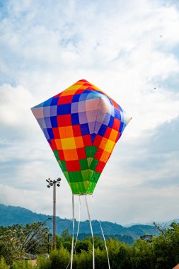 Balonlar mavi gökyüzünde Venedik, Antioquia, Kolombiya 'daki balon festivalinde. 