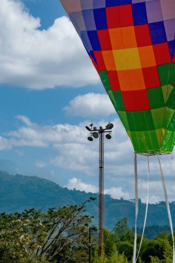 Balonlar mavi gökyüzünde Venedik, Antioquia, Kolombiya 'daki balon festivalinde. 