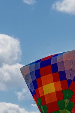 Balonlar mavi gökyüzünde Venedik, Antioquia, Kolombiya 'daki balon festivalinde. 