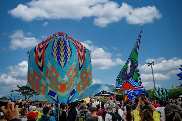 Venedik, Antioquia, Kolombiya. 12 Kasım 2023: insanlar balon festivalini kutluyor.