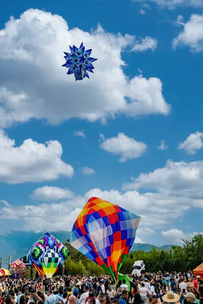 Venedik, Antioquia, Kolombiya. 12 Kasım 2023: insanlar balon festivalini kutluyor.