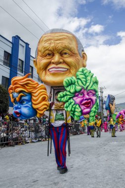 Pasto, Nario, Kolombiya. 9 Şubat 2016: Siyah-beyaz karnavalında sanatsal ve renkli şamandıralar.