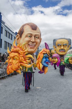 Pasto, Nario, Kolombiya. 9 Şubat 2016: Siyah-beyaz karnavalında sanatsal ve renkli şamandıralar.
