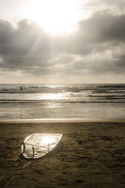 Montaita, Santa Elena, Ekvador. 9 Şubat 2016: Sahilde gün batımı.