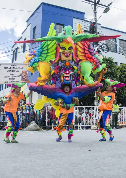 Pasto, Nario, Kolombiya. 9 Şubat 2016: Siyah-beyaz karnavalında sanatsal ve renkli şamandıralar.