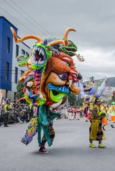 Pasto, Nario, Kolombiya. 9 Şubat 2016: Siyah-beyaz karnavalında sanatsal ve renkli şamandıralar.