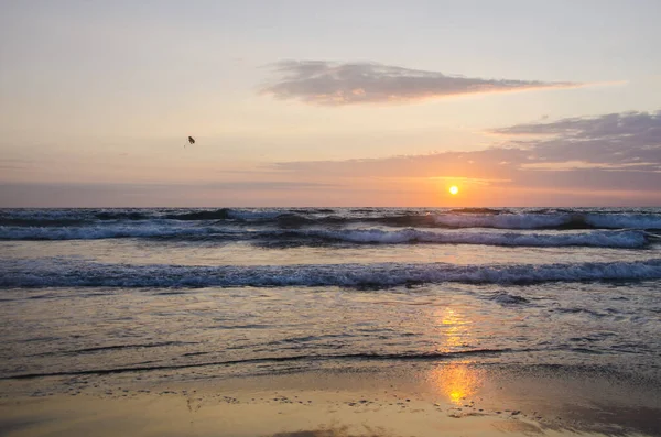 Montaita, Santa Elena, Ekvador. 9 Şubat 2016: Sahilde gün batımı.