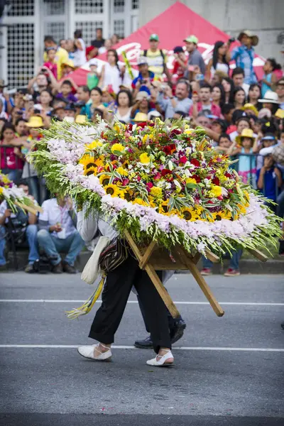 Ebedi bahar şehrindeki çiçek fuarında çekilen fotoğraflar. Medellin, Antioquia, Kolombiya.
