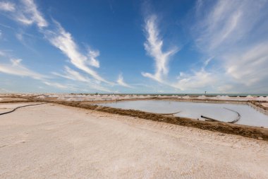 Cabo de la Vela 'da mavi gökyüzü olan Salinas de Manaure manzarası. Guajira, Kolombiya. 