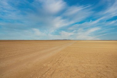 Cabo de la Vela 'da mavi gökyüzü olan Salinas de Manaure manzarası. Guajira, Kolombiya. 