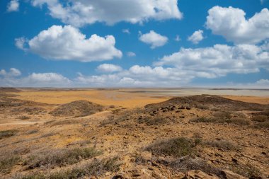 Baha Portete 'nin mavi gökyüzü Doğal Ulusal Parkı manzarası. Guajira, Kolombiya. 