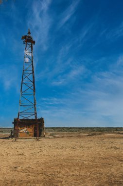 Punta Gallinas deniz feneri ve bulutlu mavi gökyüzü. Guajira, Kolombiya.