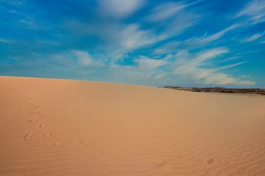 Deniz manzarası ve taroa kumullarında güzel mavi gökyüzü. Guajira, Kolombiya. 