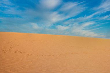 Deniz manzarası ve taroa kumullarında güzel mavi gökyüzü. Guajira, Kolombiya. 