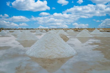 Cabo de la Vela 'da mavi gökyüzü olan Salinas de Manaure manzarası. Guajira, Kolombiya. 