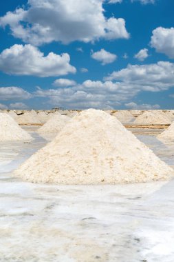 Cabo de la Vela 'da mavi gökyüzü olan Salinas de Manaure manzarası. Guajira, Kolombiya. 