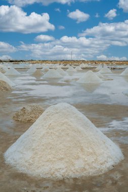 Cabo de la Vela 'da mavi gökyüzü olan Salinas de Manaure manzarası. Guajira, Kolombiya. 