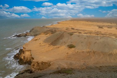 Deniz manzaralı ve mavi gökyüzü olan Cabo de Vela plajı, Guajira, Kolombiya.