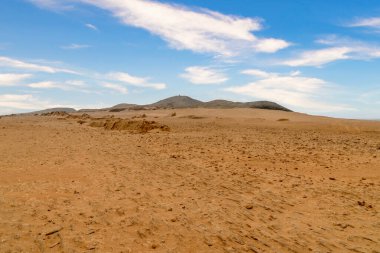 Deniz manzaralı ve mavi gökyüzü olan Cabo de Vela plajı, Guajira, Kolombiya.