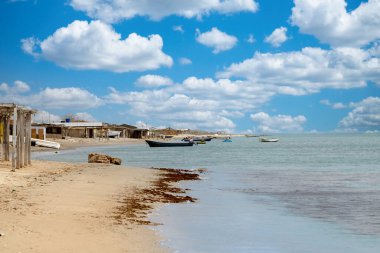 Deniz manzaralı ve mavi gökyüzü olan Cabo de Vela plajı, Guajira, Kolombiya.