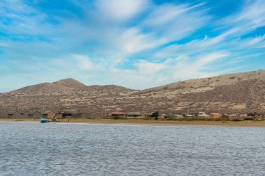 Deniz manzaralı ve mavi gökyüzü olan Cabo de Vela plajı, Guajira, Kolombiya.