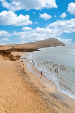 Deniz manzaralı ve mavi gökyüzü olan Cabo de Vela plajı, Guajira, Kolombiya.