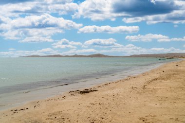 Deniz manzaralı ve mavi gökyüzü olan Cabo de Vela plajı, Guajira, Kolombiya.