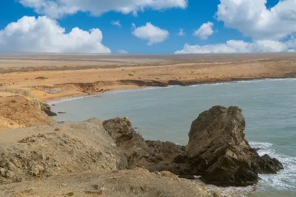 Deniz manzaralı ve mavi gökyüzü olan Cabo de Vela plajı, Guajira, Kolombiya.