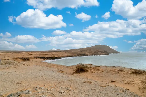 Deniz manzaralı ve mavi gökyüzü olan Cabo de Vela plajı, Guajira, Kolombiya.