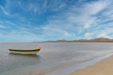 Sahilde mavi gökyüzü olan deniz ve manzara. Cabo de la Vela, Guajira, Kolombiya.