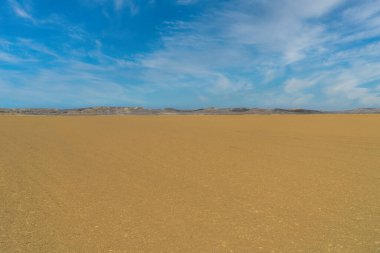 Cabo de Vela 'da mavi gökyüzü olan güzel bir çöl manzarası. La Guajira, Kolombiya.
