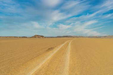 Cabo de Vela 'da mavi gökyüzü olan güzel bir çöl manzarası. La Guajira, Kolombiya.